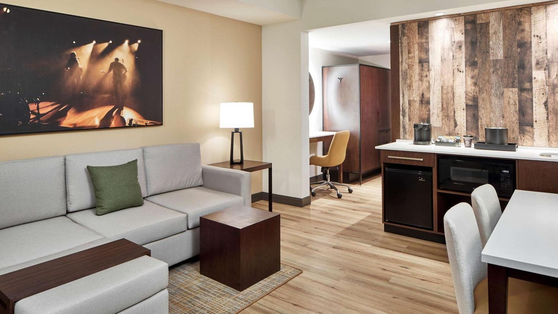 Hotel Embassy By Hilton Downtown 4*