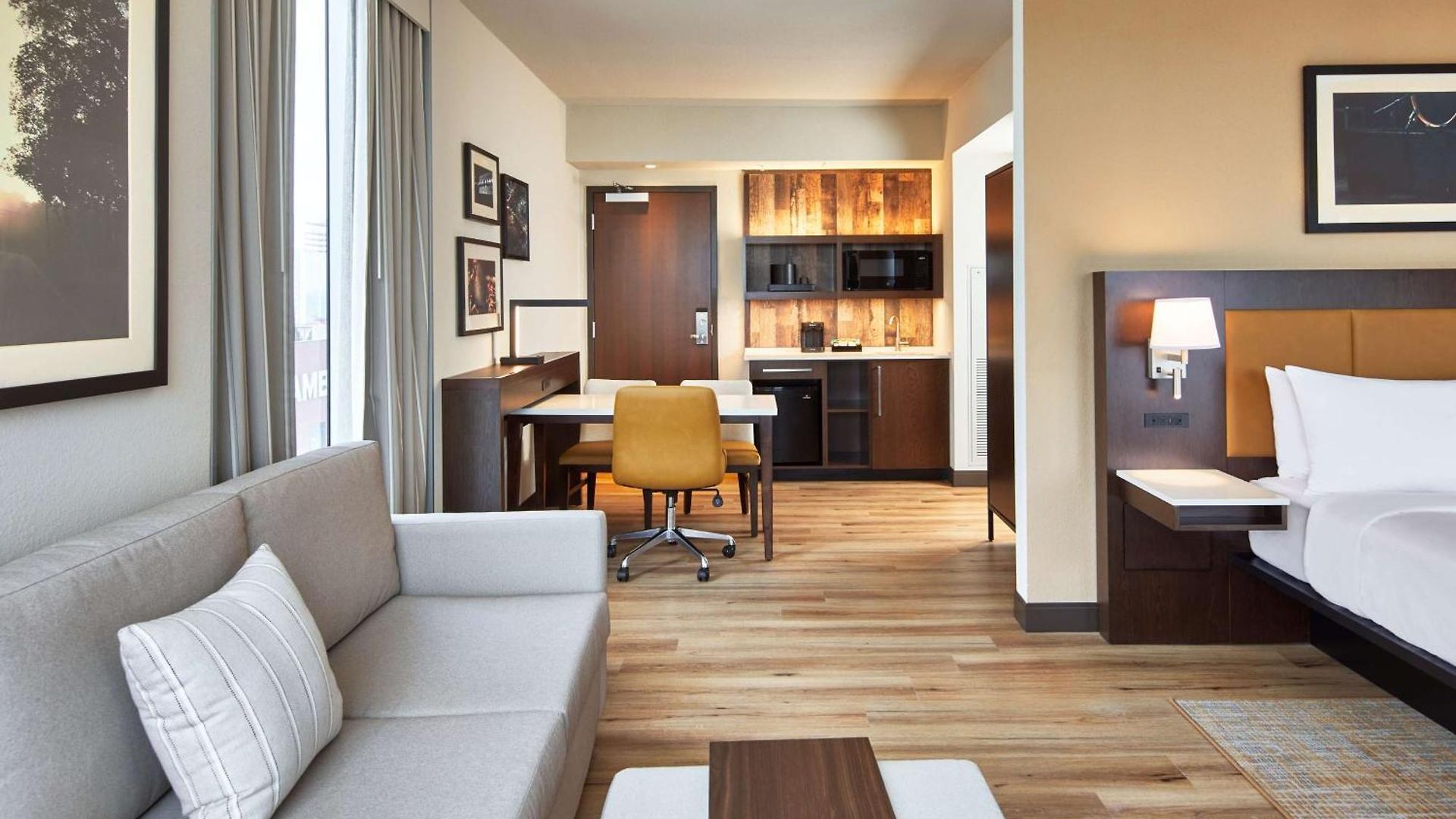 Hotel Embassy By Hilton Downtown 4*