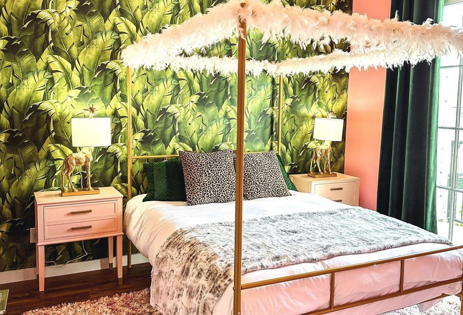 Dreaming With Dolly - Luxe Near Broadway