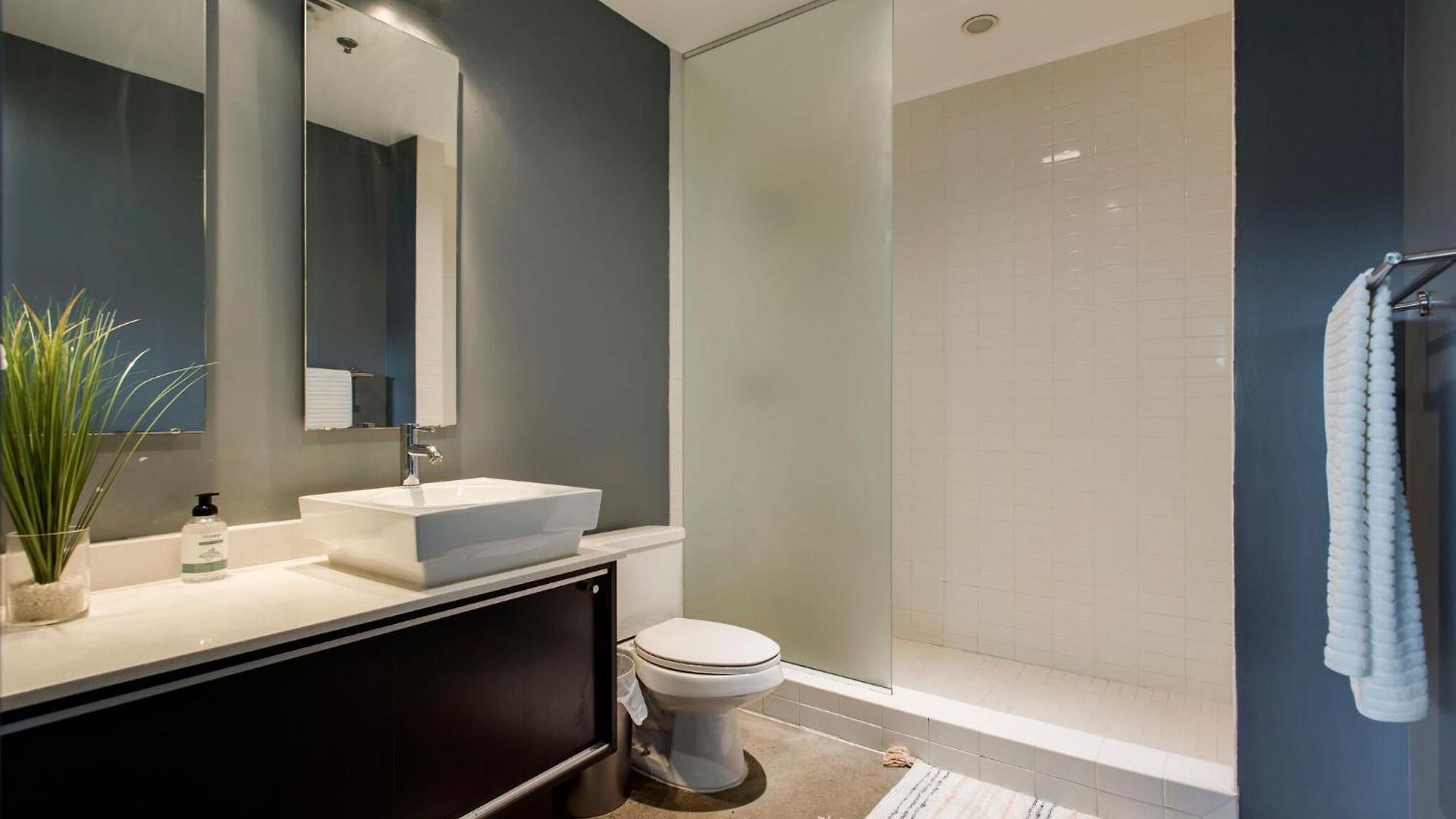 Sleek And Spacious In East! Holiday home Nashville
