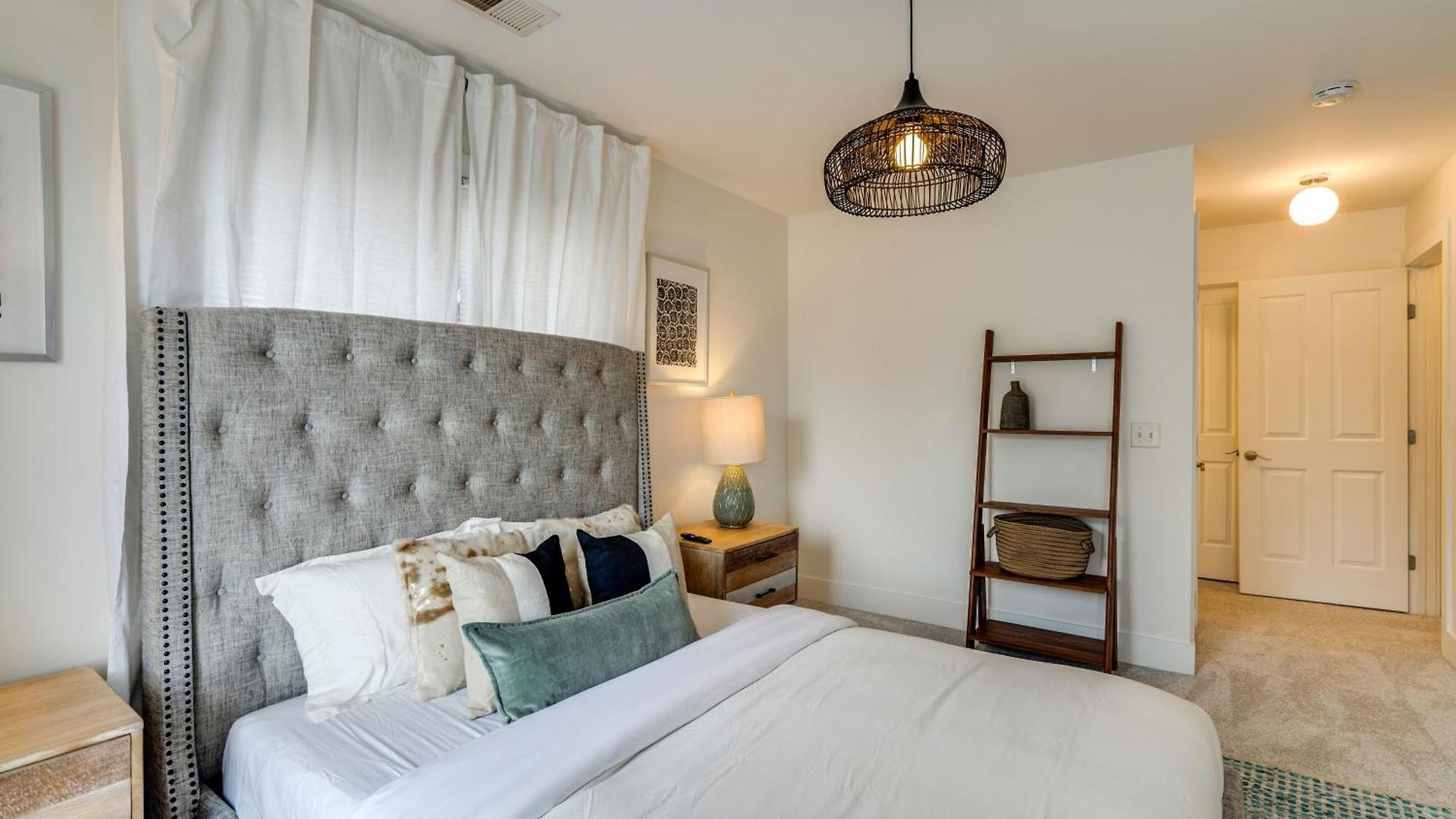 Skyline Views From Shelby With Wifi, Fully Furnished, Pet Friendly & In Unit Laundry *