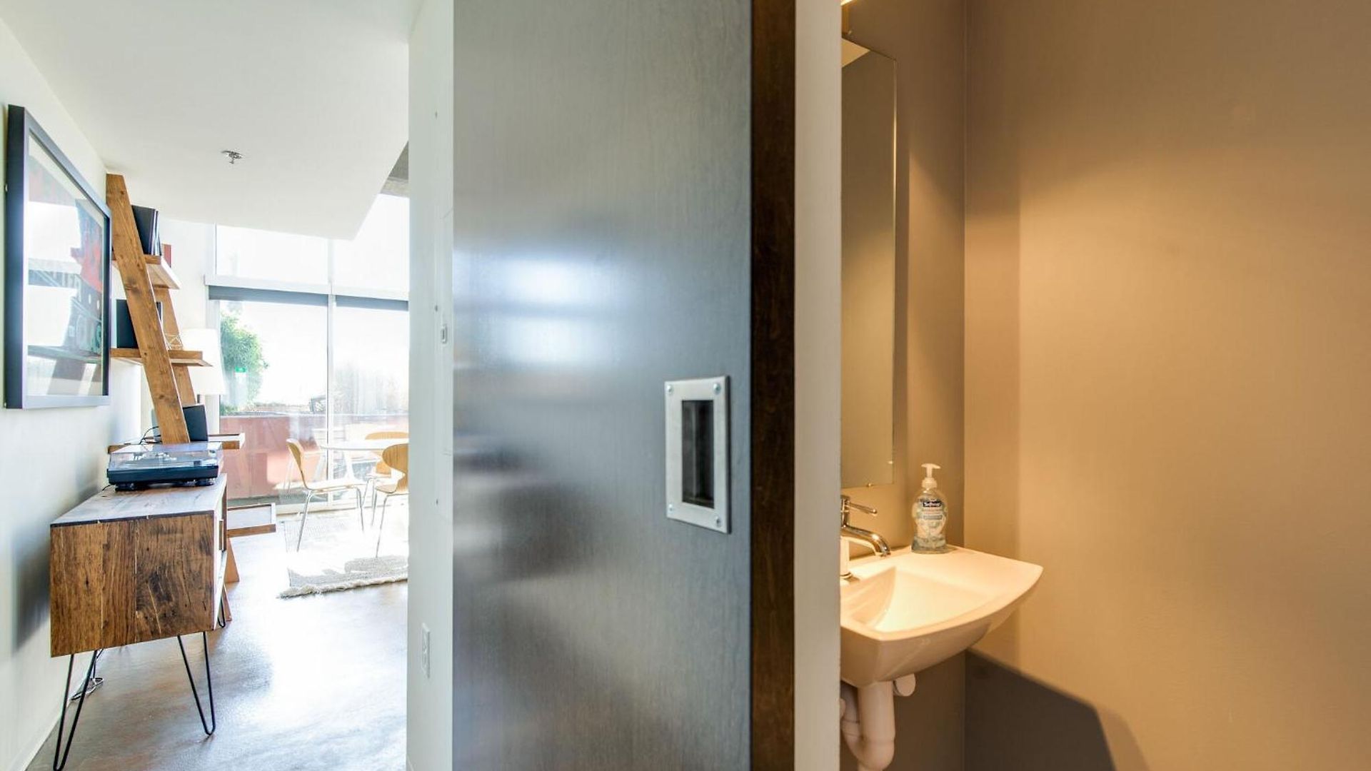 Artsy Chic 1br 30day Min With Wifi Ac Parking Tv Furnished Rooftop Holiday home