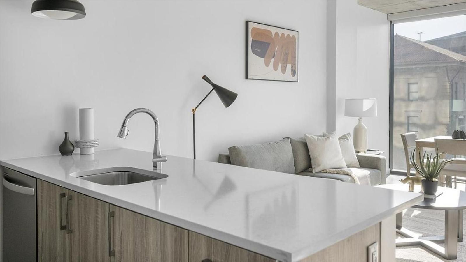 Landing Modern With Amazing Amenities *