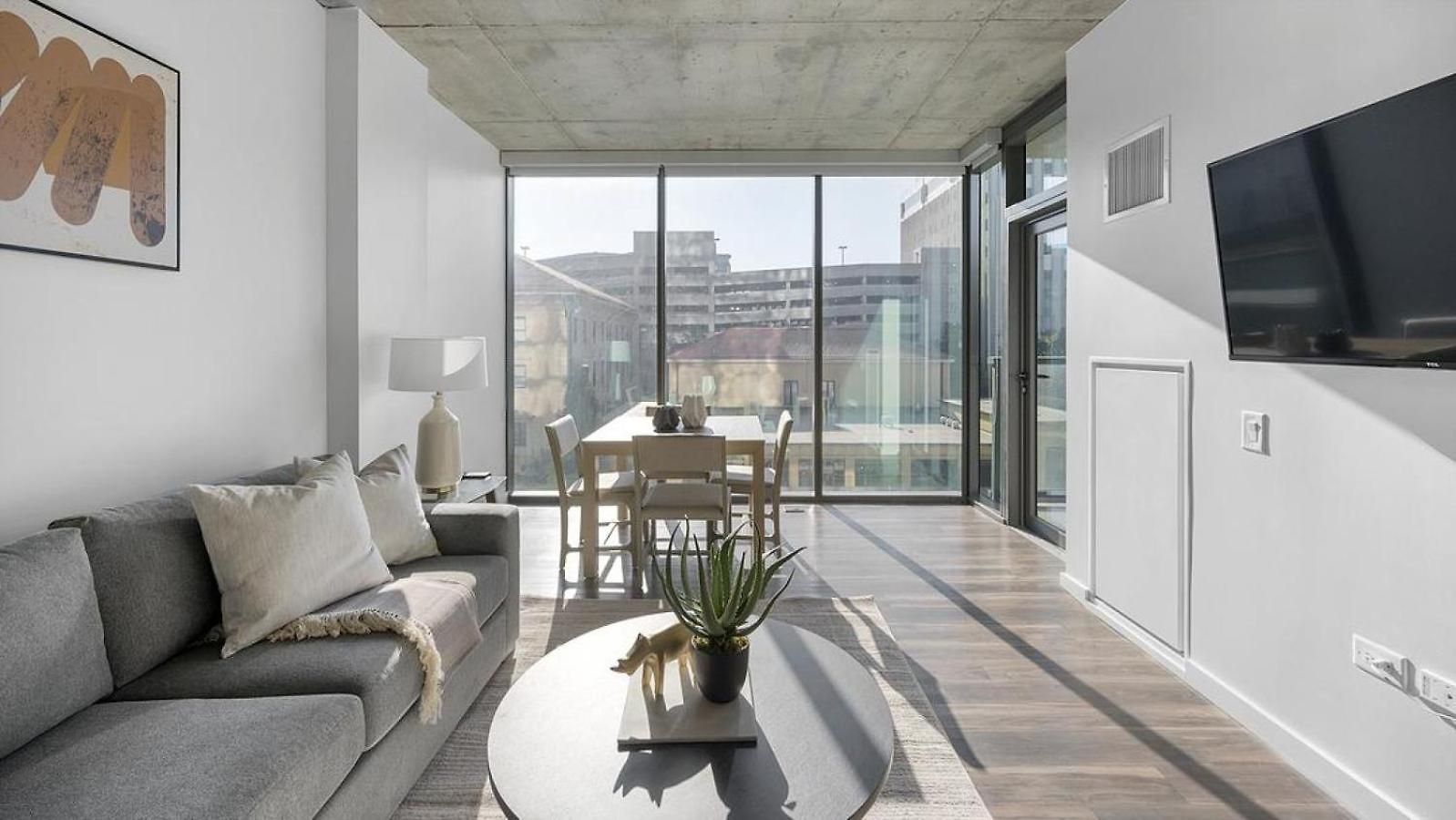 Apartment Landing Modern With Amazing Amenities Nashville