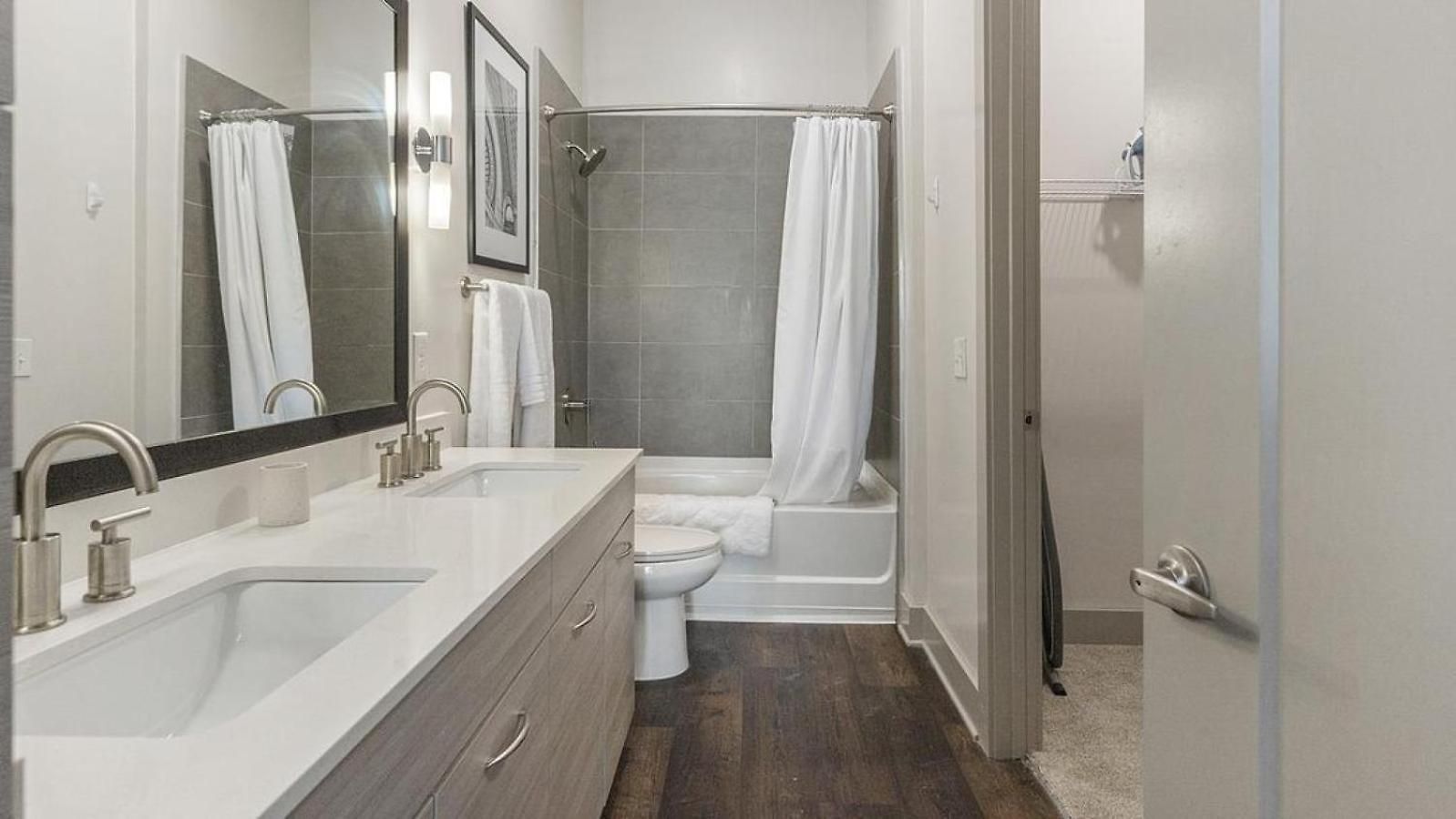 Apartment Landing Modern With Amazing Amenities *