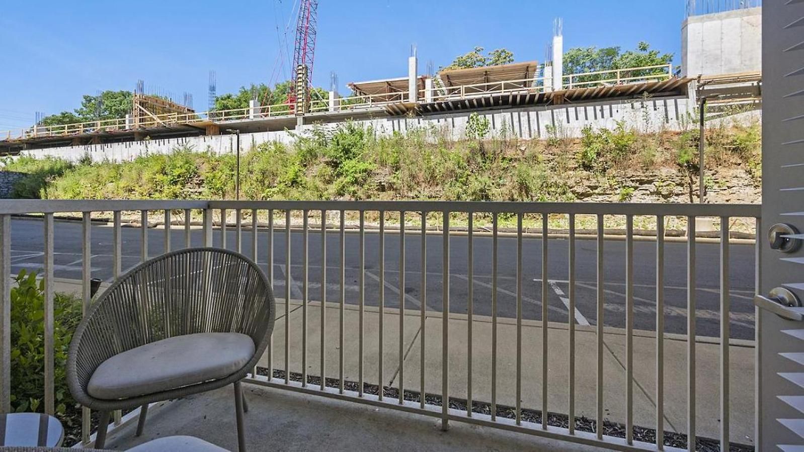 Apartment Landing Modern With Amazing Amenities *