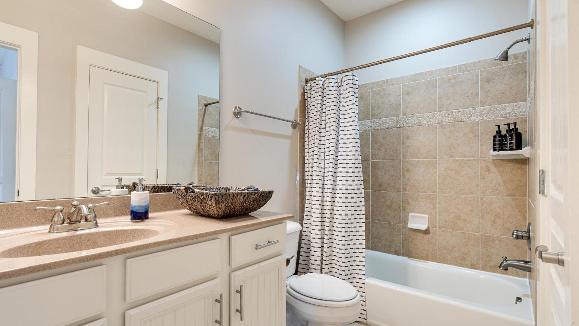 Lipstick & Boots - Luxury 3-level With Private Garage Near Music Row *