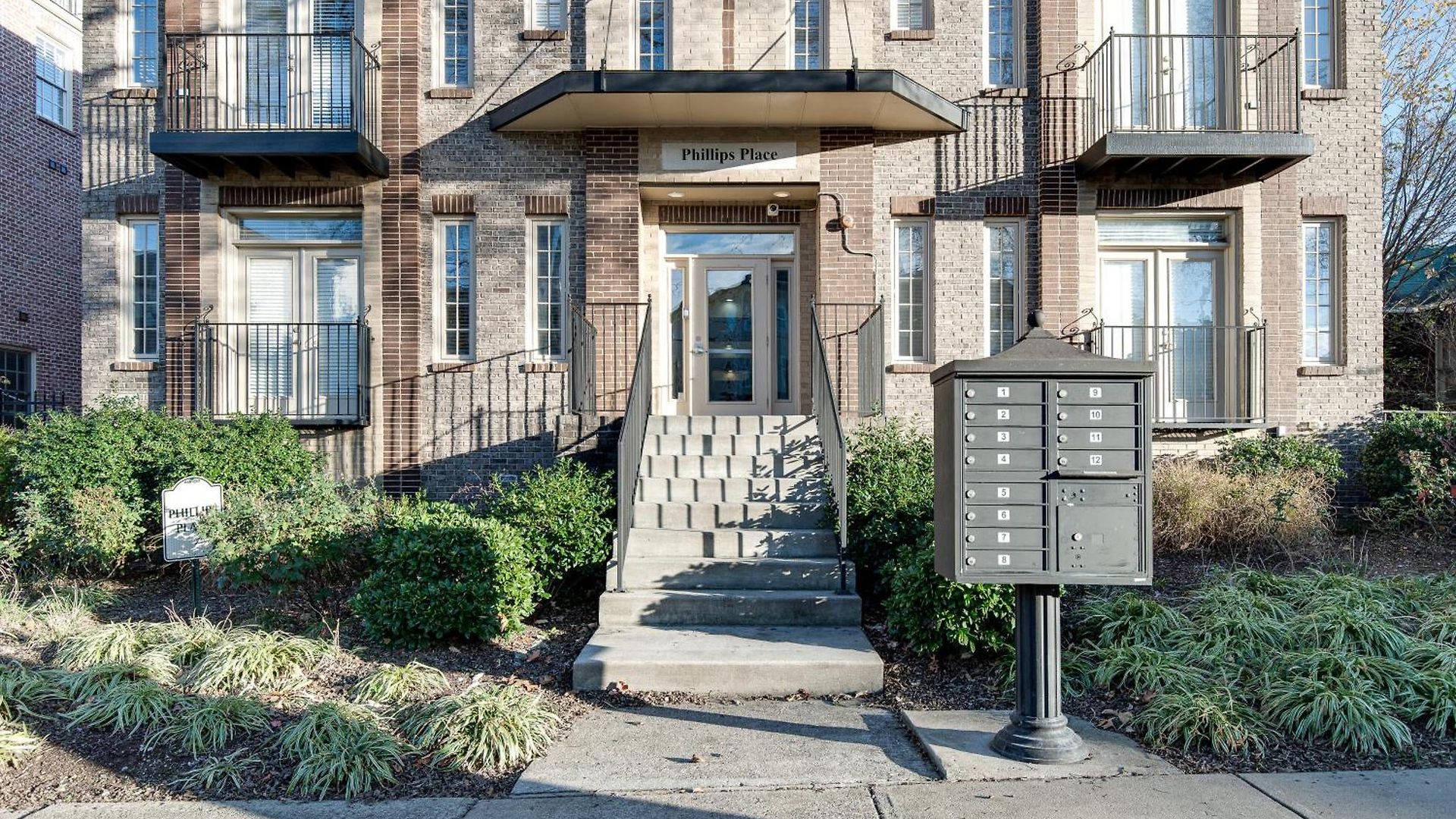 Lipstick & Boots - Luxury 3-level With Private Garage Near Music Row