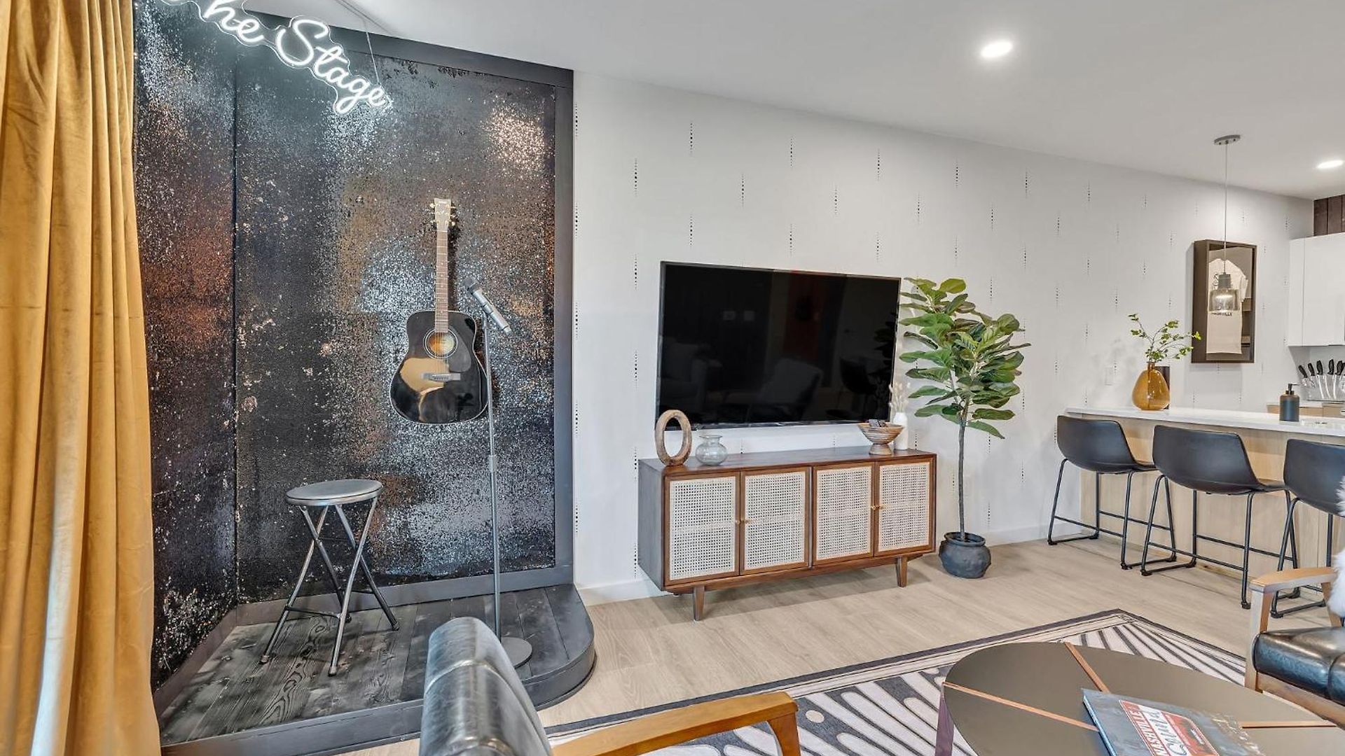 The Stage In Downtown W Pool/gym | Walk To Broadway Holiday home Nashville