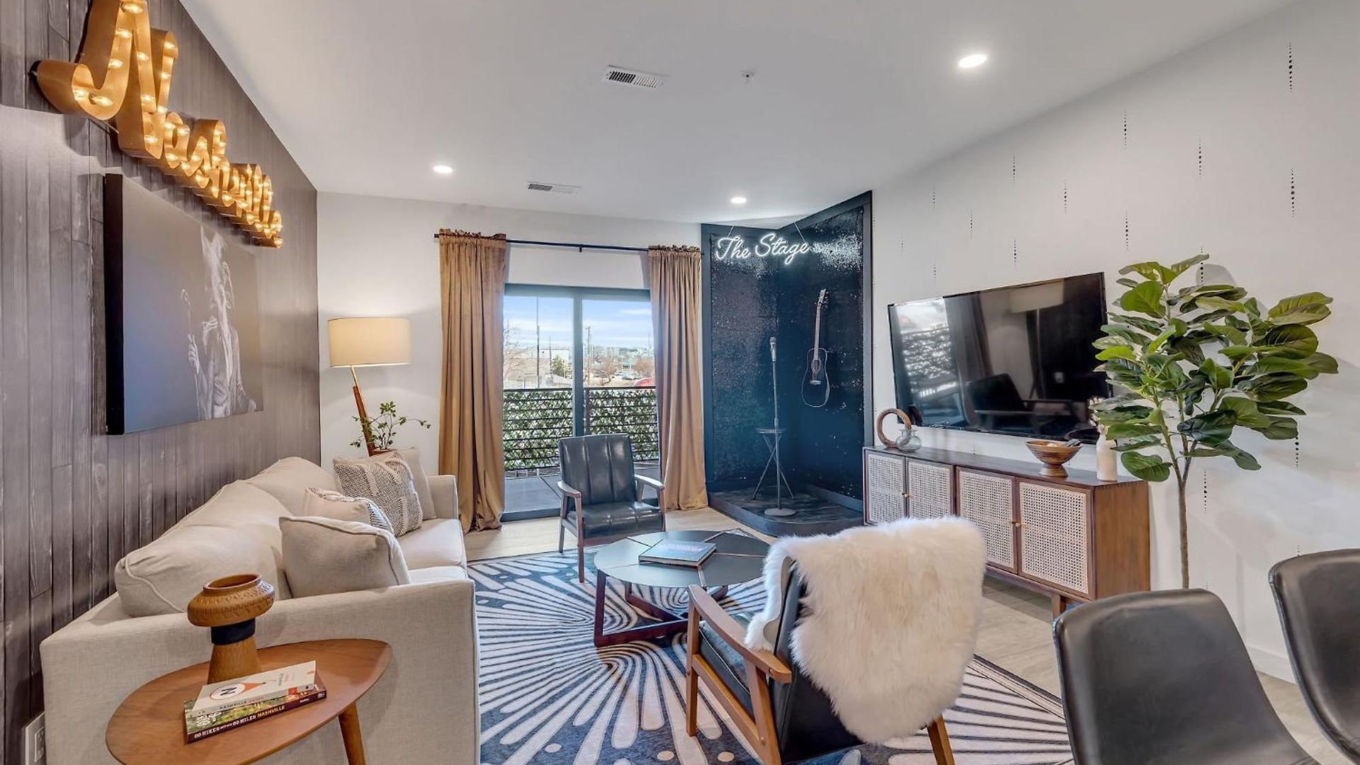 Holiday home The Stage In Downtown W Pool/gym | Walk To Broadway *