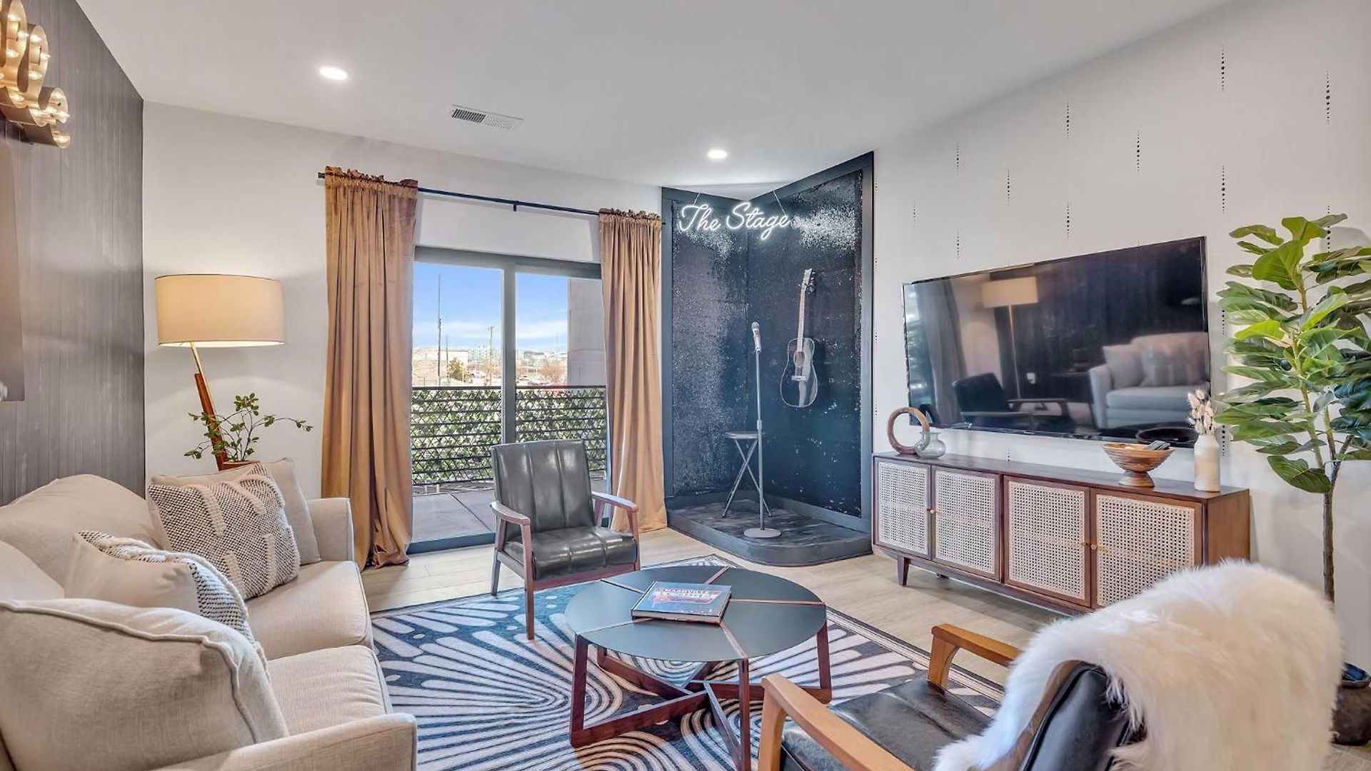 Holiday home The Stage In Downtown W Pool/gym | Walk To Broadway *
