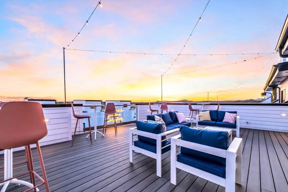New Nash Eras - Rooftop Decks With Hot Tub - 15 Beds Holiday home *