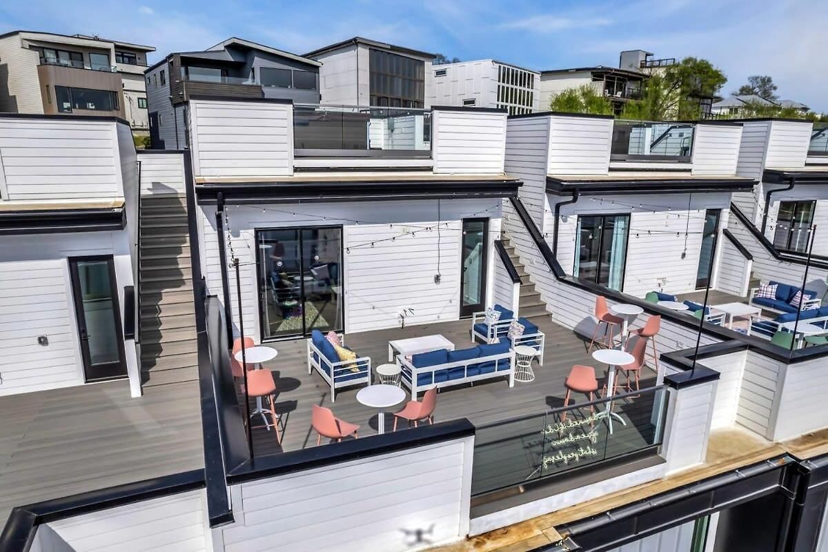 New Nash Eras - Rooftop Decks With Hot Tub - 15 Beds Holiday home *