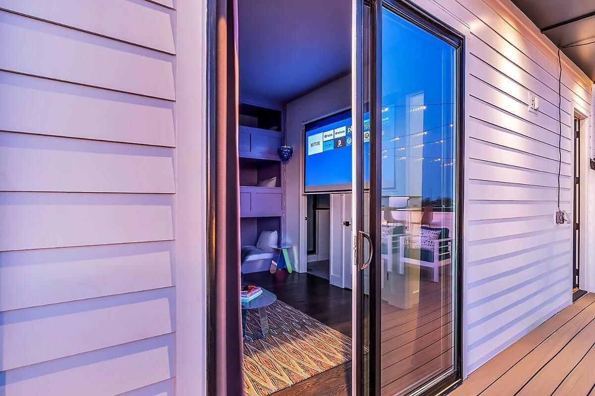 New Nash Eras - Rooftop Decks With Hot Tub - 15 Beds Holiday home