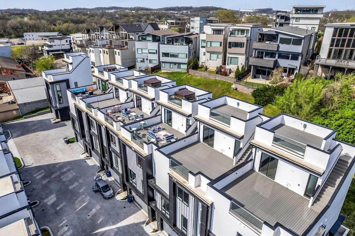 Holiday home New Nash Eras - Rooftop Decks With Hot Tub - 15 Beds *