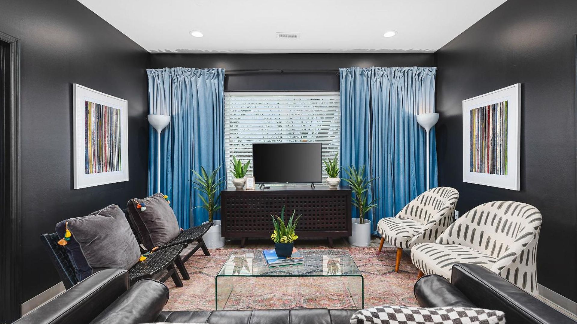 Near Downtown Walk To Restaurants, Bars & Music Apartment
