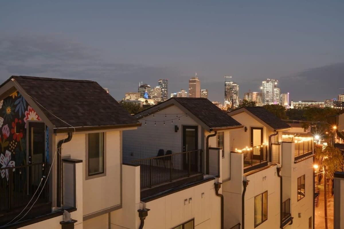 Luxury Townhouse With Rooftop Deck Less Than 10 Mins To Downtown Holiday home