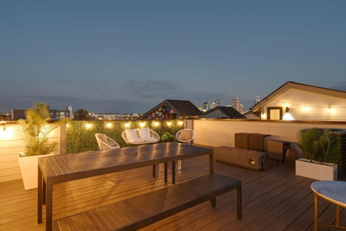 Luxury Townhouse With Rooftop Deck Less Than 10 Mins To Downtown Holiday home *