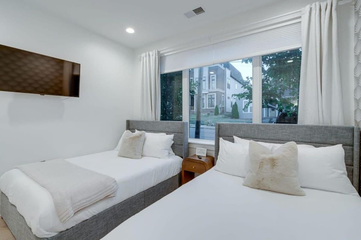Luxury Townhouse With Rooftop Deck Less Than 10 Mins To Downtown *