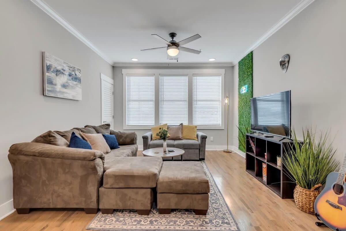 Modern Nations - Walkable - 5 Mi Downtown Holiday home *