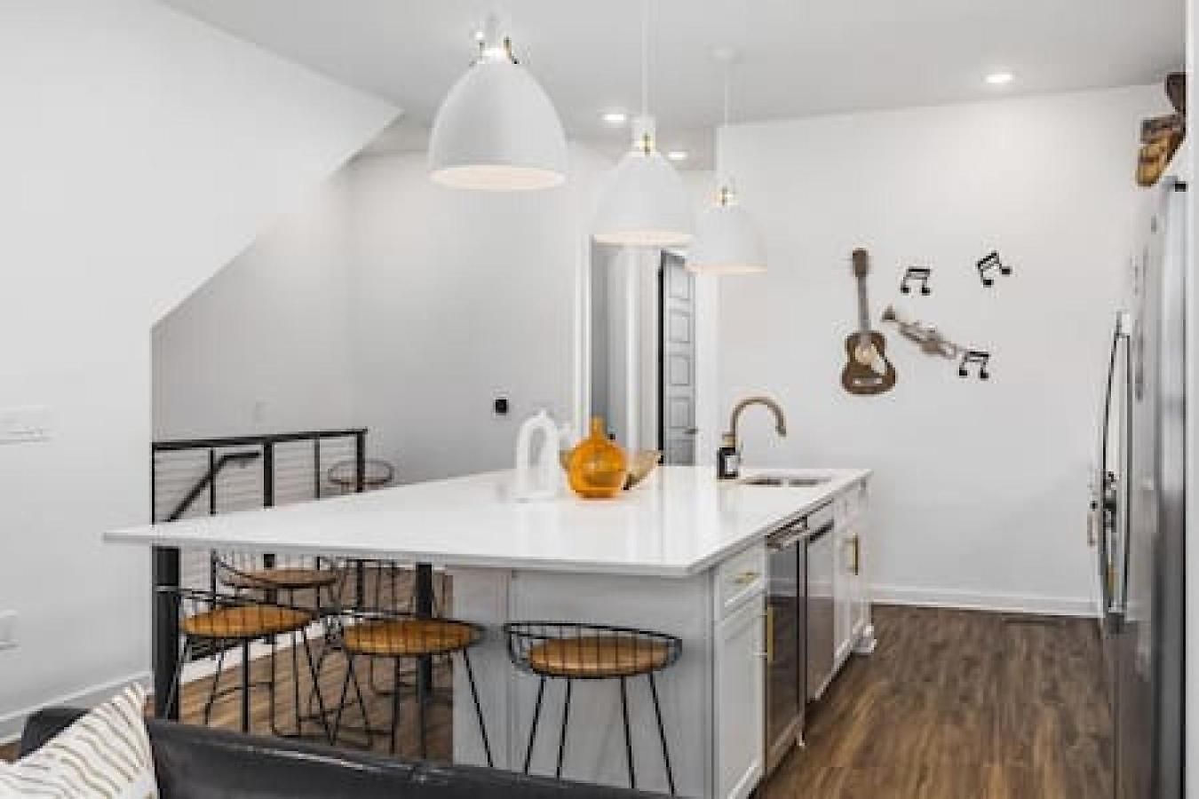 Rooftop Deck Patio And Garage Walk To Restaurants Coffee Brewery *
