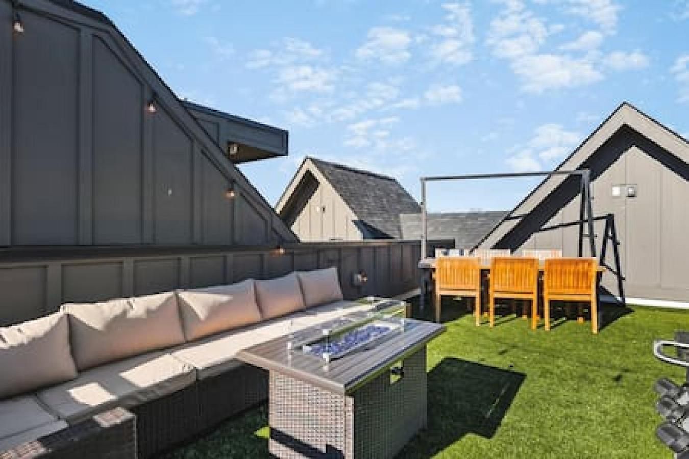 Rooftop Deck Patio And Garage Walk To Restaurants Coffee Brewery Holiday home *