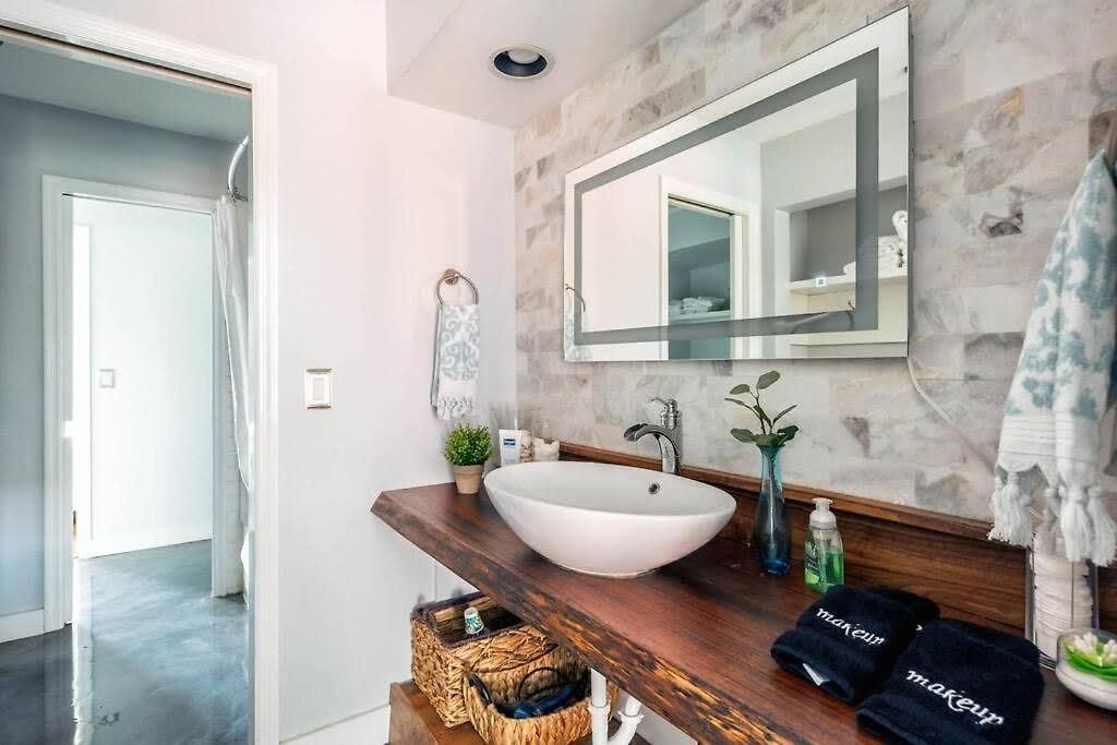 Walk To Broadway Charming Modern Historic Townhome Holiday home Nashville
