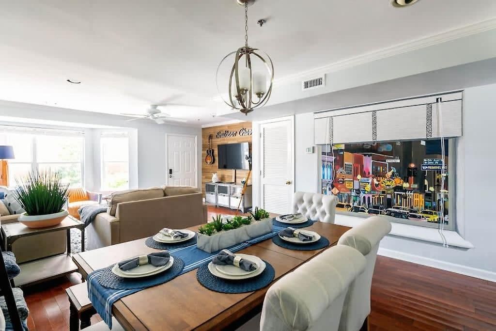 Walk To Broadway Charming Modern Historic Townhome Holiday home Nashville