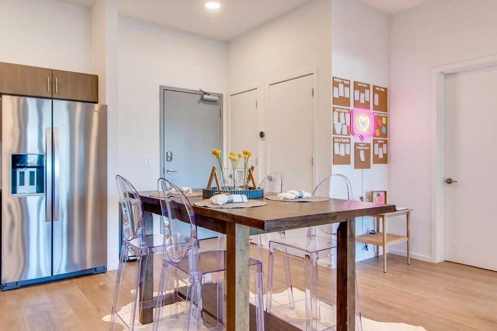 Apartment Stylish Downtown W/ Pool & Parking *