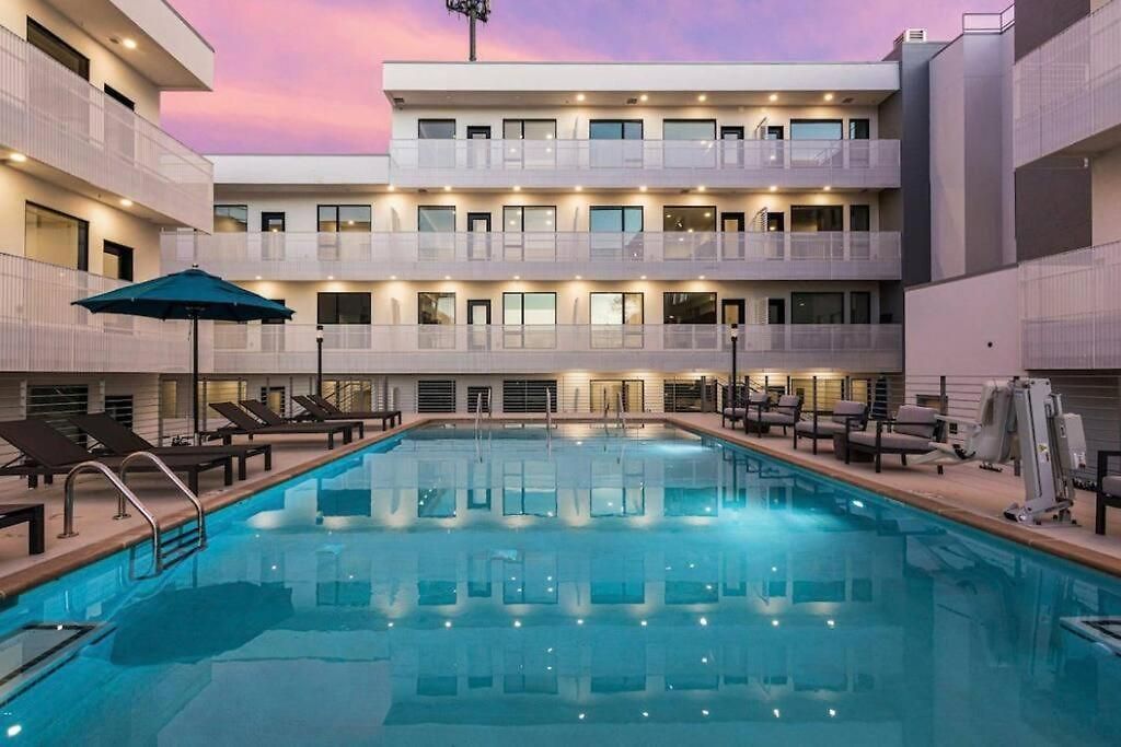 Stylish Downtown W/ Pool & Parking Apartment *