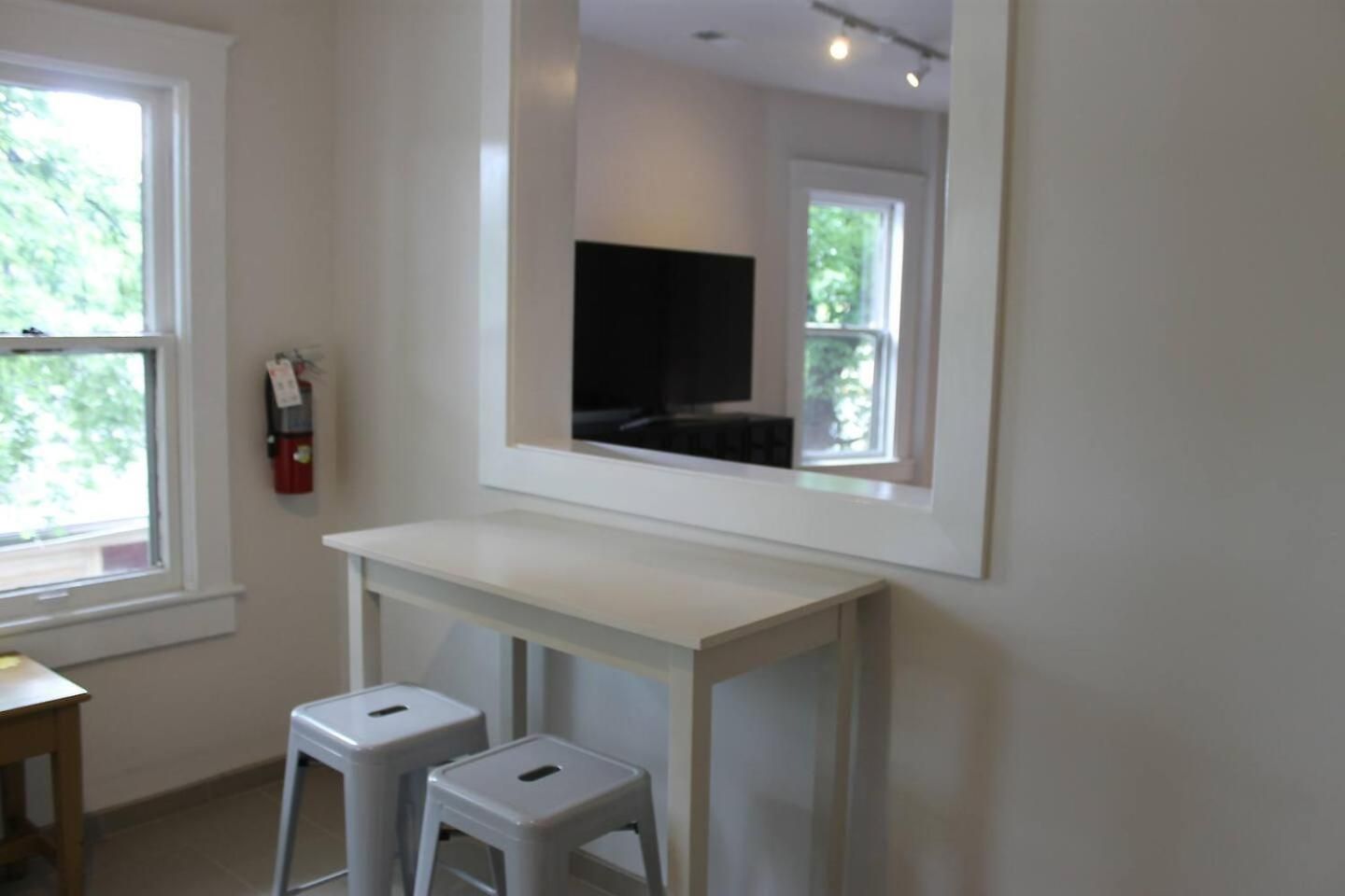 East Upstairs Apartment, One Queen Br, 2 Twin Br,1bath In Five Points, Close To Downtown Apartment *