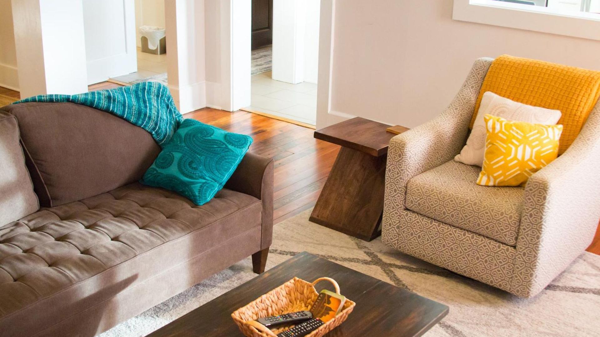 East Upstairs Apartment, One Queen Br, 2 Twin Br,1bath In Five Points, Close To Downtown *