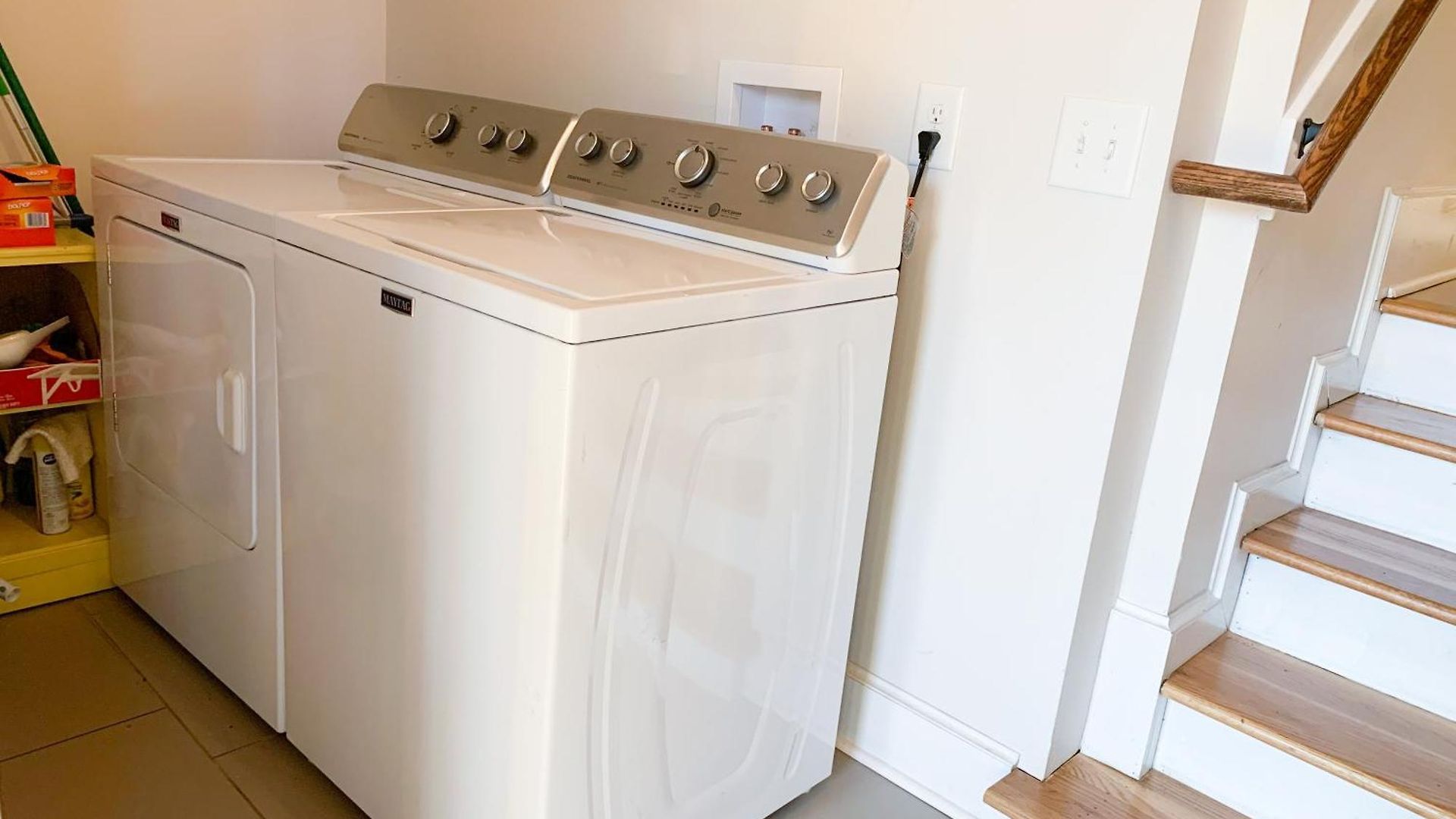 East Upstairs Apartment, One Queen Br, 2 Twin Br,1bath In Five Points, Close To Downtown