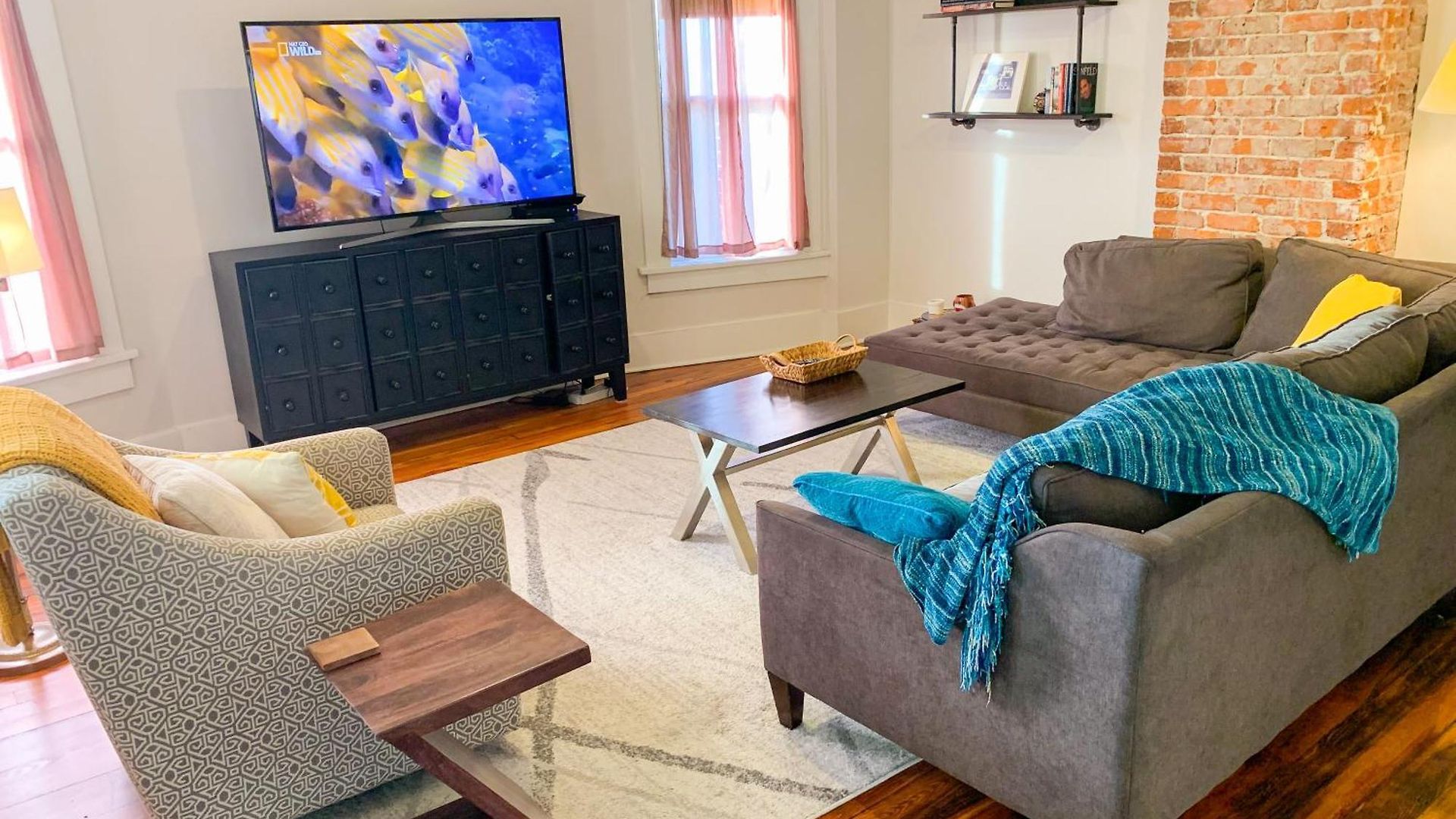East Upstairs Apartment, One Queen Br, 2 Twin Br,1bath In Five Points, Close To Downtown Apartment *