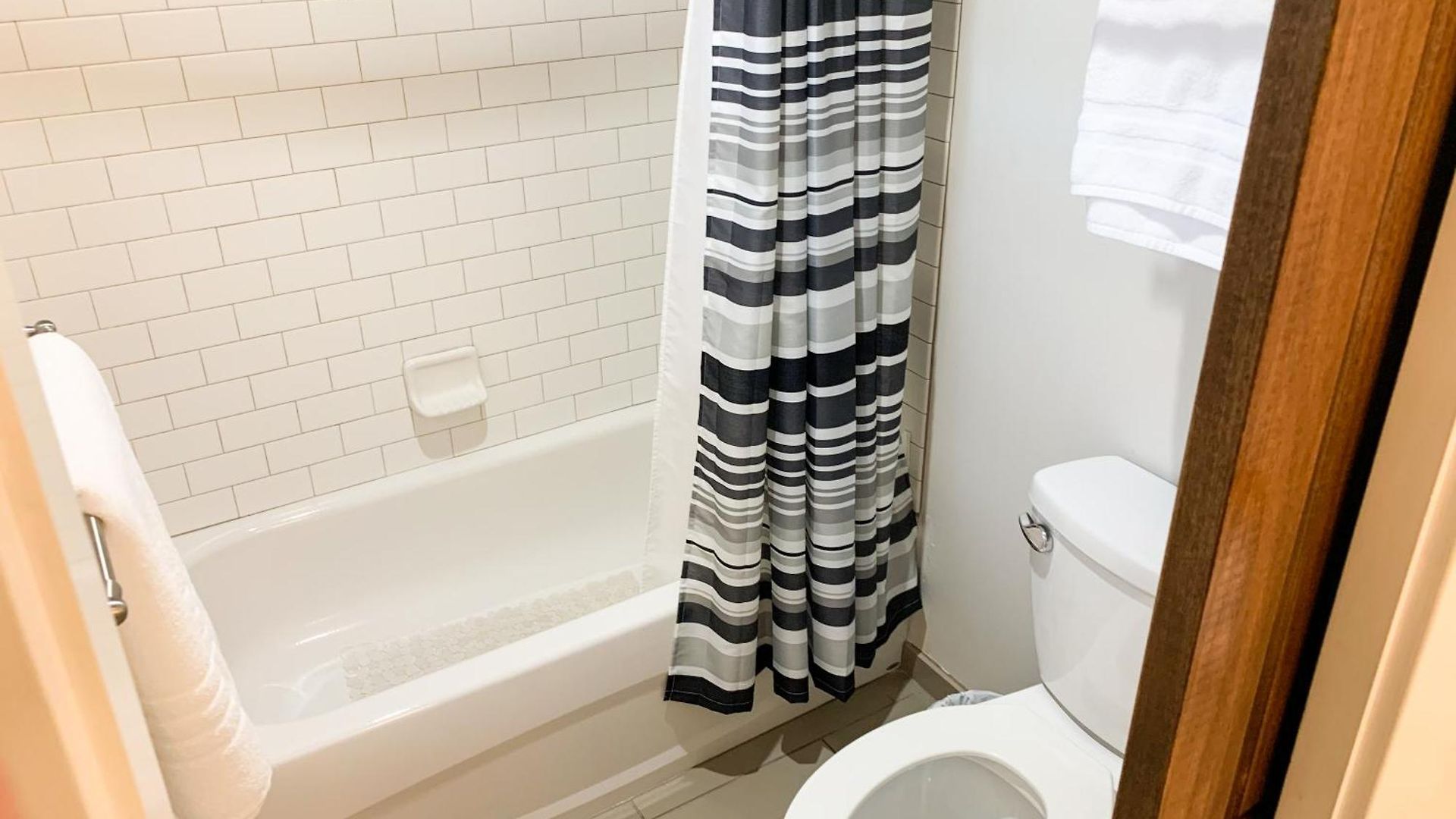 East Upstairs Apartment, One Queen Br, 2 Twin Br,1bath In Five Points, Close To Downtown * Nashville