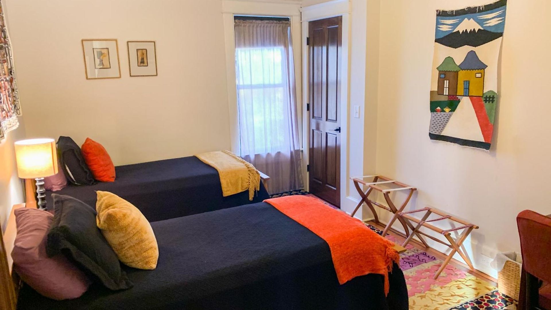 East Upstairs Apartment, One Queen Br, 2 Twin Br,1bath In Five Points, Close To Downtown * Nashville