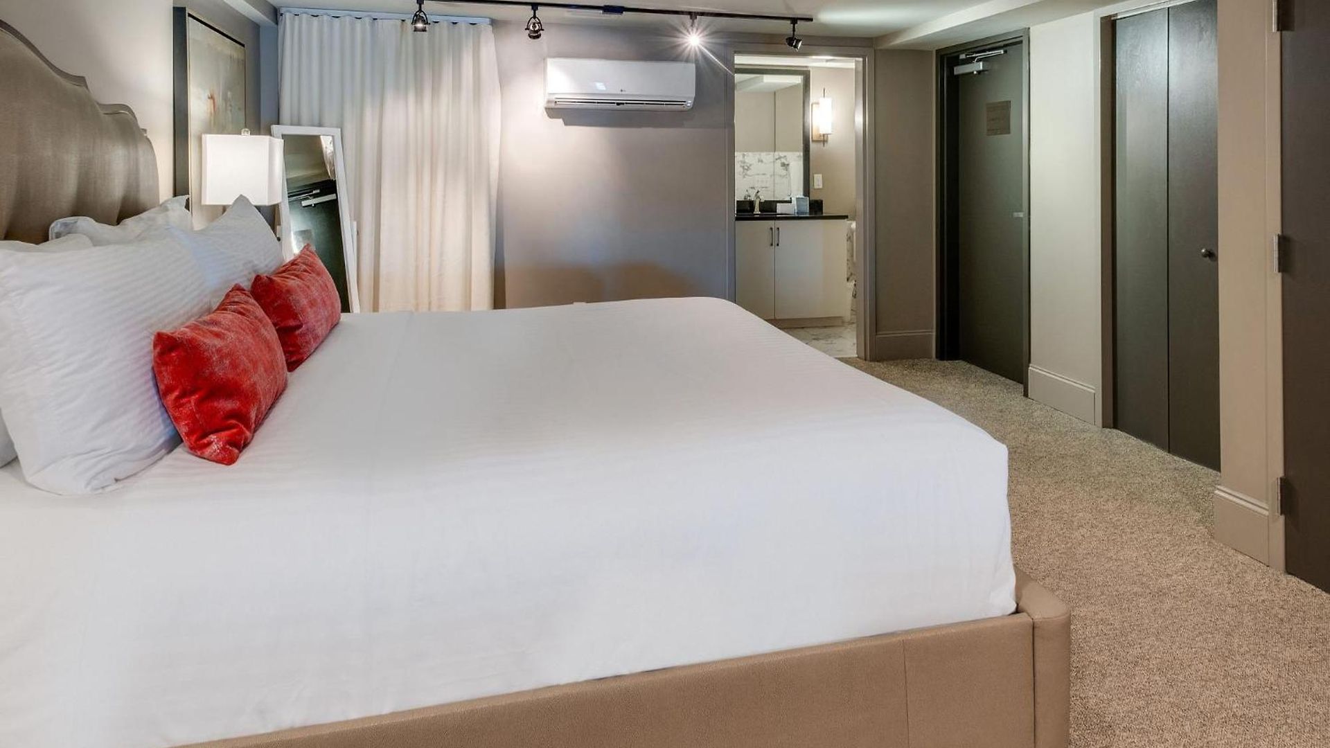 Riverfront Lofts Aparthotel 4*