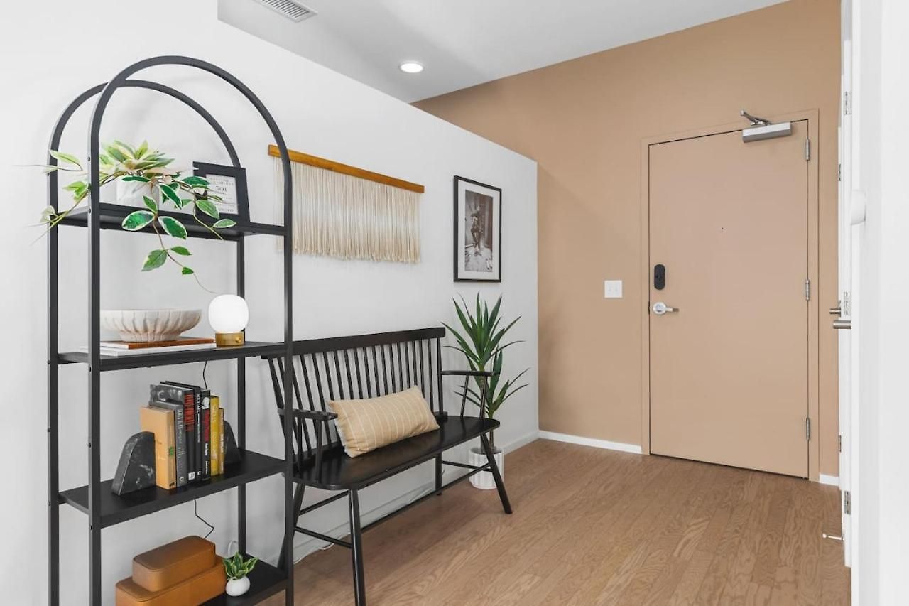 Penthouse On River With Garage And Patio, Walk Downtown *