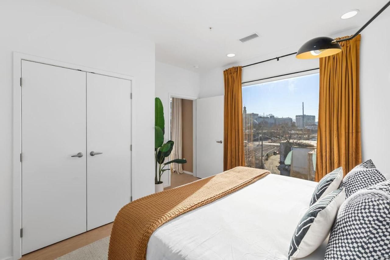 Penthouse On River With Garage And Patio, Walk Downtown Apartment