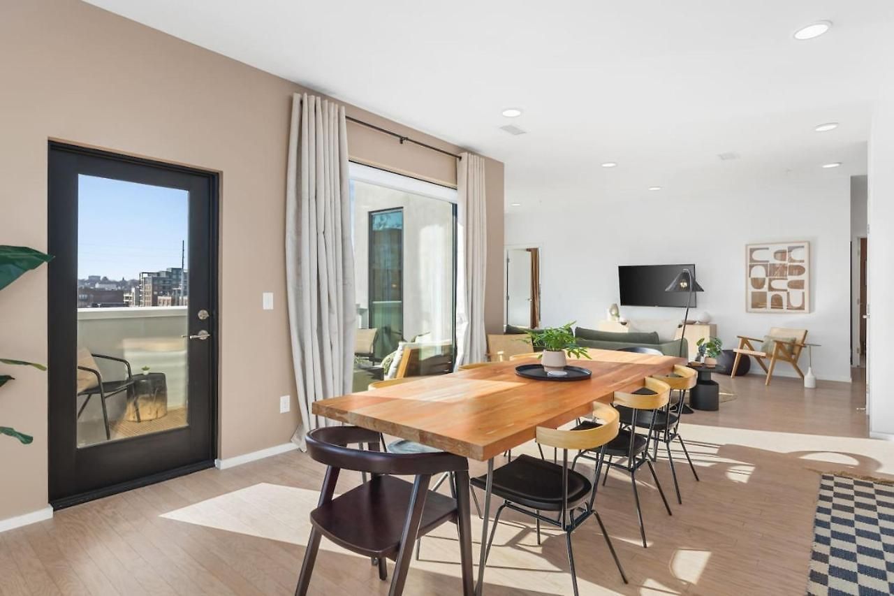 Penthouse On River With Garage And Patio, Walk Downtown * Nashville
