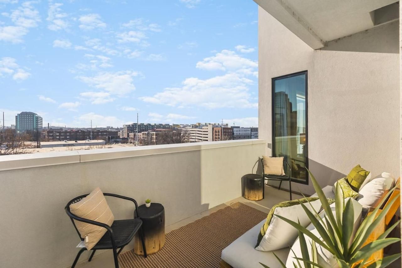 Penthouse On River With Garage And Patio, Walk Downtown Apartment Nashville