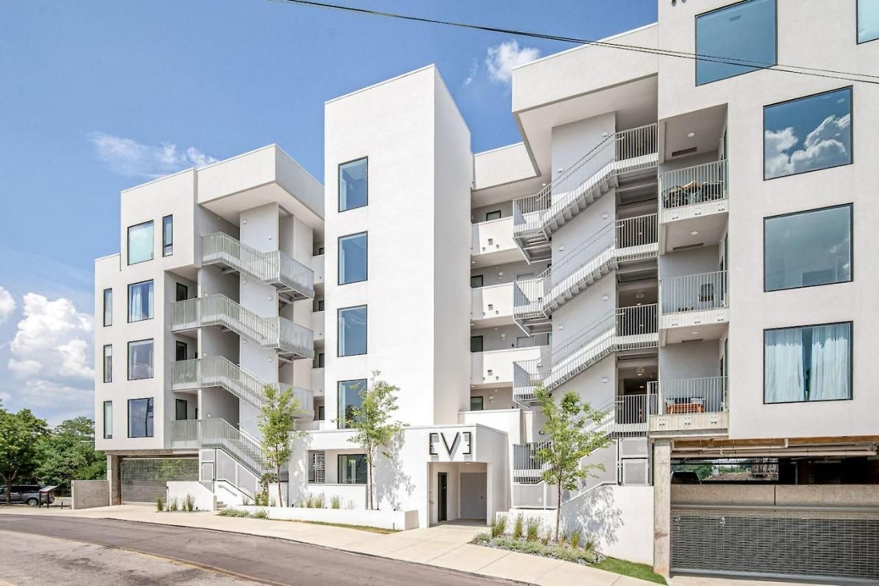 Apartment Penthouse On River With Garage And Patio, Walk Downtown *