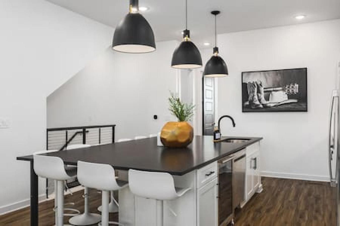 Gorgeous East House With Rooftop Patio, Garage, 9 Beds, 3 Miles To Downtown