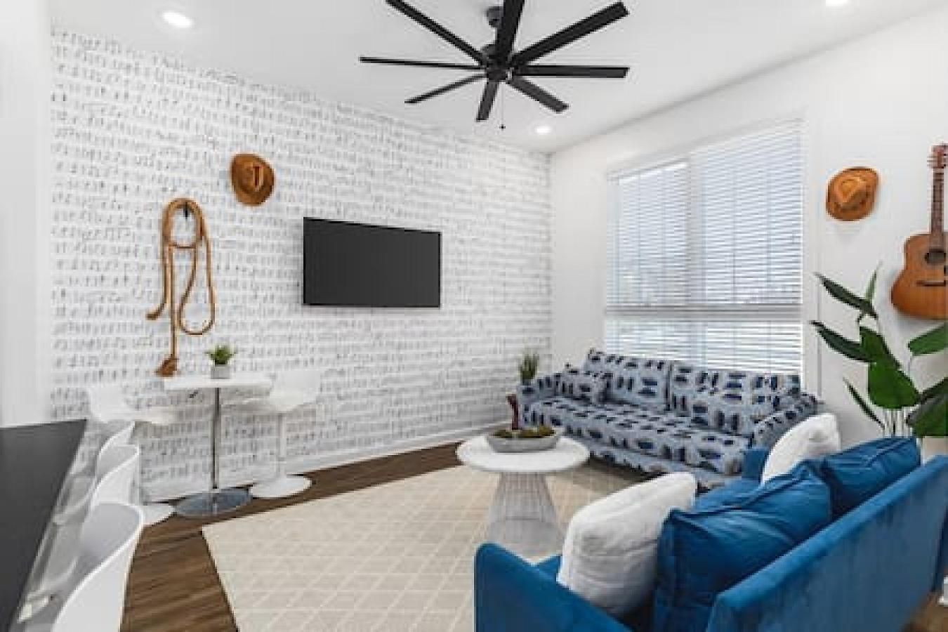 Gorgeous East House With Rooftop Patio, Garage, 9 Beds, 3 Miles To Downtown Holiday home