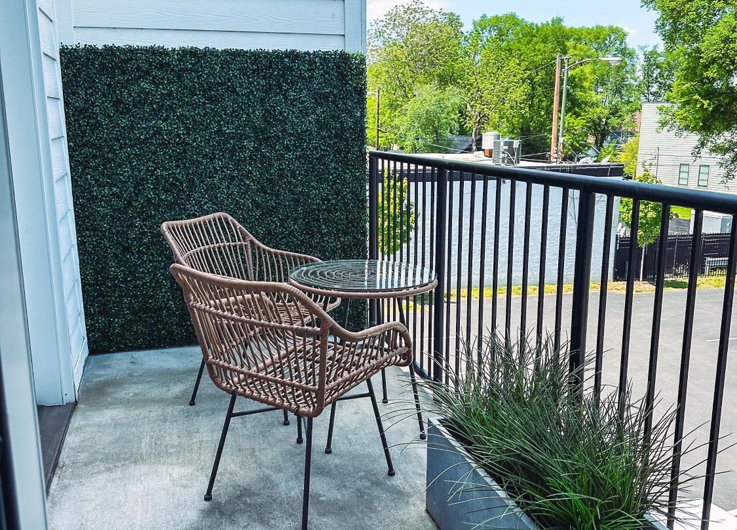 Dolly's Yacht Club - Cozy Retreat Near Broadway