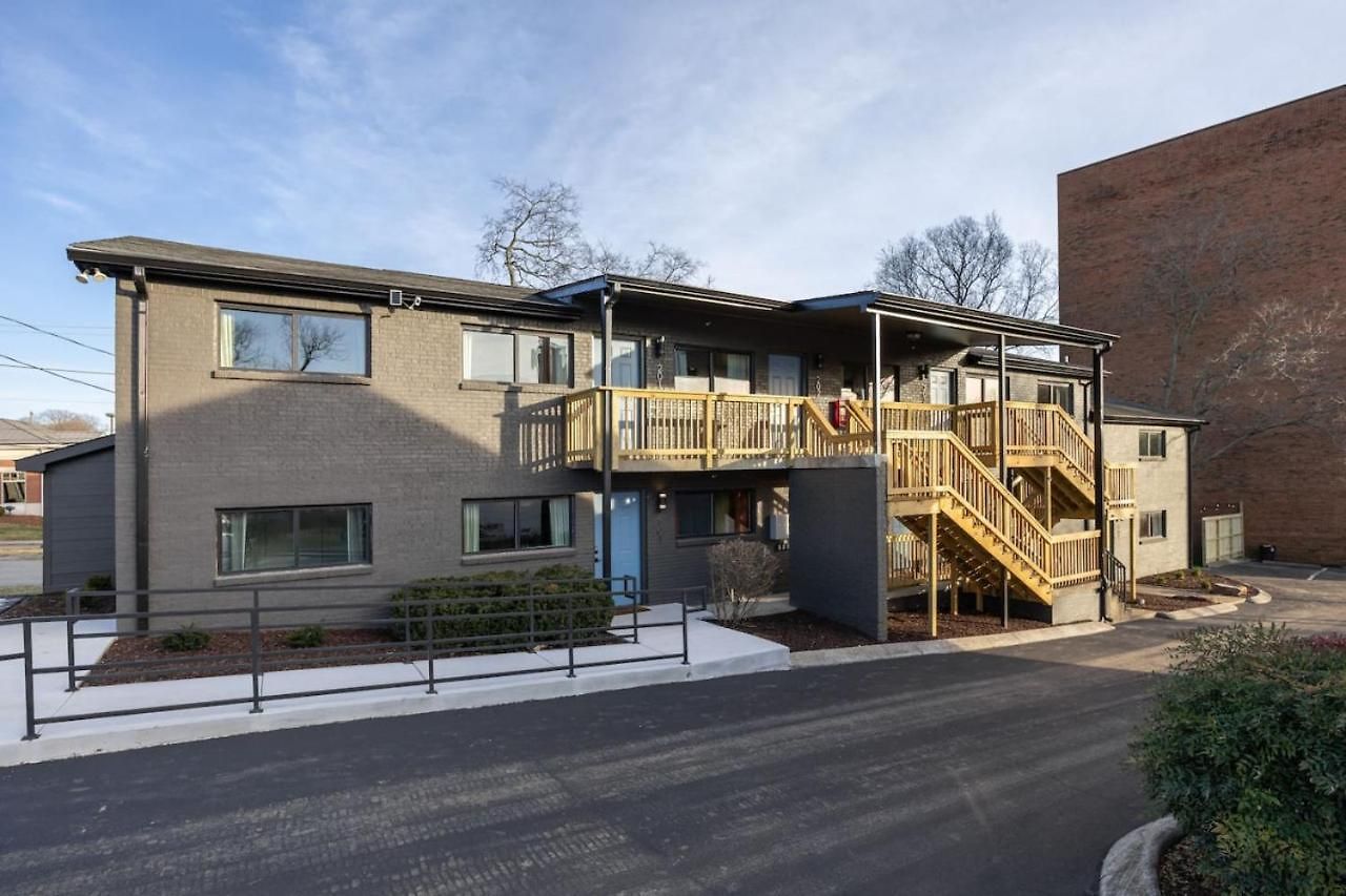 By Vanderbilt And Belmont, 3 Miles To Downtown & Free Parking *