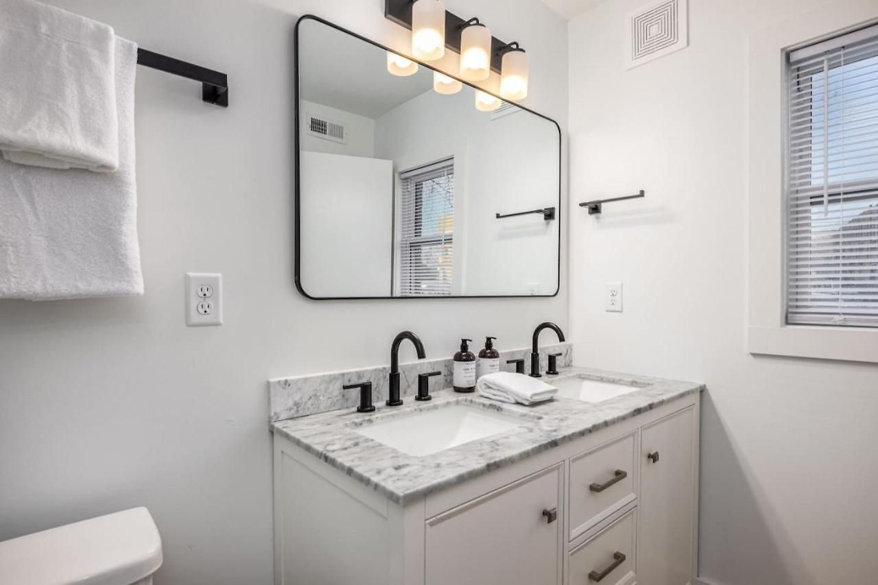 Apartment By Vanderbilt And Belmont, 3 Miles To Downtown & Free Parking *