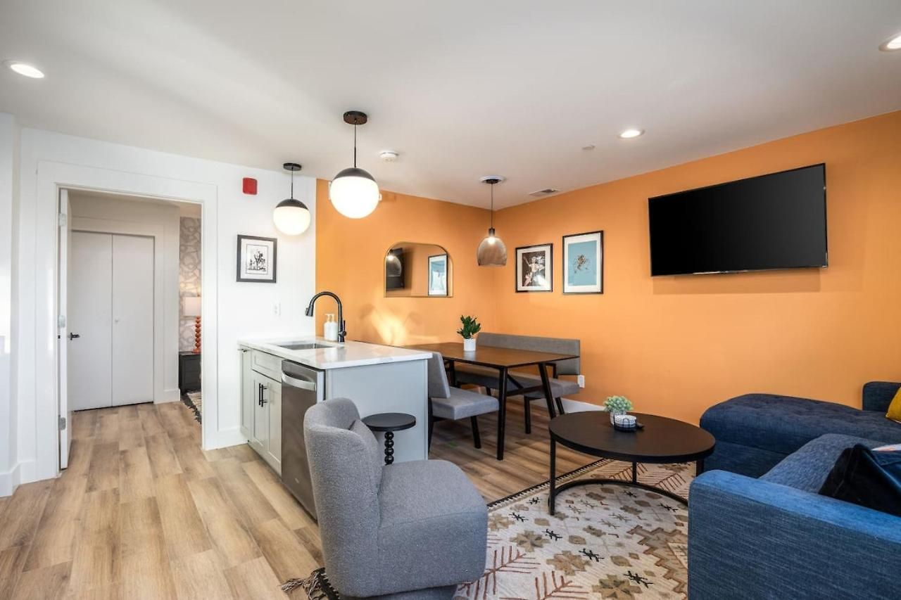 By Vanderbilt And Belmont, 3 Miles To Downtown & Free Parking Apartment