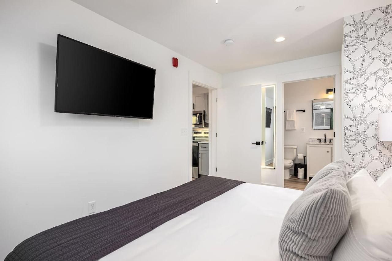 Apartment By Vanderbilt And Belmont, 3 Miles To Downtown & Free Parking *