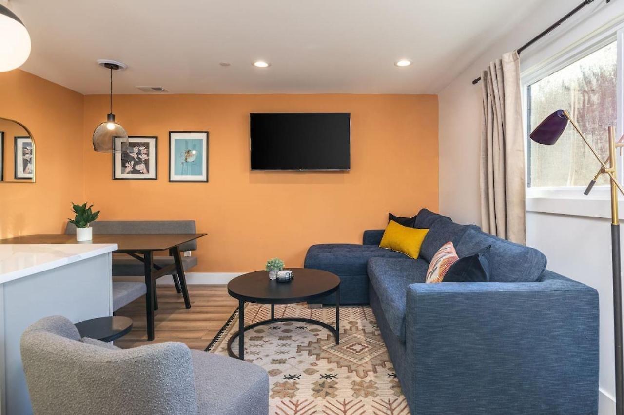 By Vanderbilt And Belmont, 3 Miles To Downtown & Free Parking Apartment *